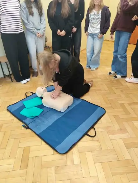 Tydzień Zdrowia w szkole – uczniowie uczyli się resuscytacji i obsługi AED