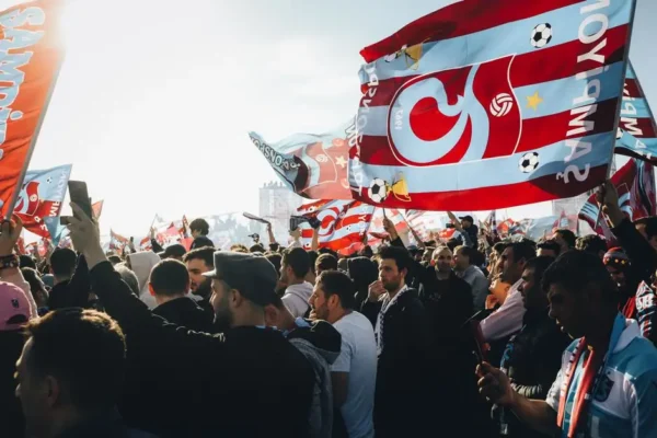 Kibice Czarnego Ostrowca Świętokrzyskiego dopingowali z trybun podczas meczu z KSZO